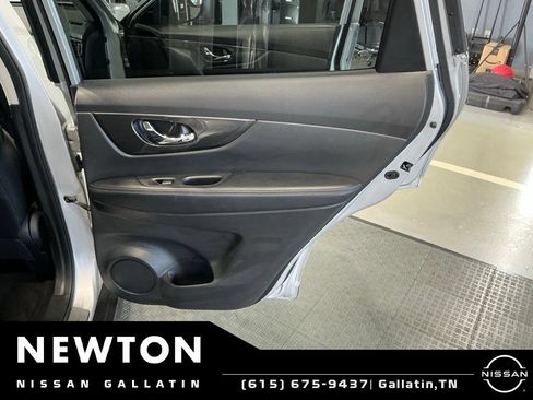 Used 2020 Nissan Rogue SV FWD image 39