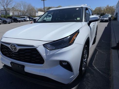 Used 2022 Toyota Highlander XLE AWD/4WD image 1