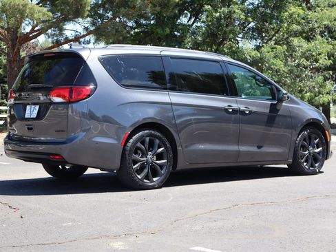 Used 2019 Chrysler Pacifica Limited w/ Advanced Safetytec Group FWD image 5