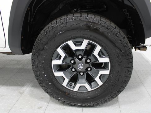 Used 2017 Toyota Tacoma TRD Off-Road w/ Tow Package (A/T) AWD/4WD image 5