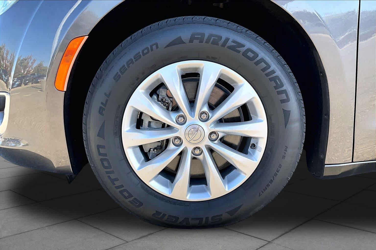 Used 2018 Chrysler Pacifica Touring-L FWD image 10