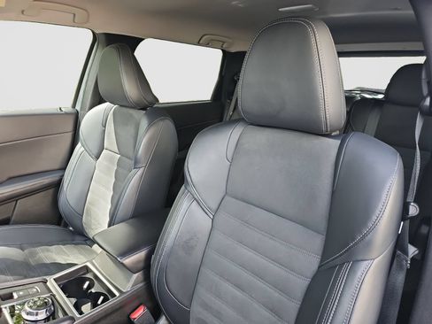Used 2023 Mitsubishi Outlander SE AWD/4WD image 17