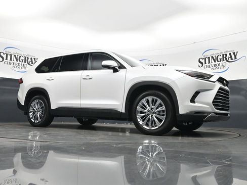 Used 2025 Toyota Grand Highlander AWD image 17
