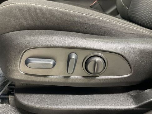 Used 2022 GMC Acadia SLE w/ Driver Convenience Package image 12