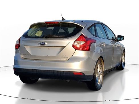 Used 2013 Ford Focus SE w/ SE Winter Pkg image 4