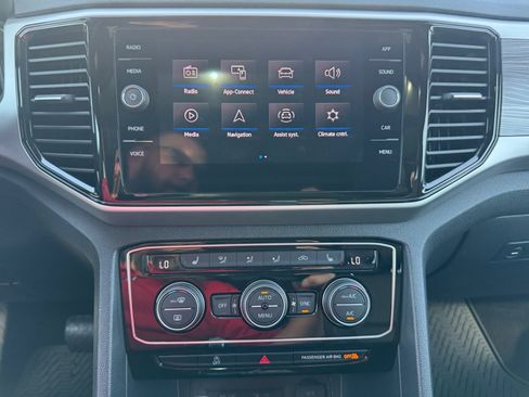 Used 2023 Volkswagen Atlas Cross Sport SE w/ Panoramic Sunroof Package image 21