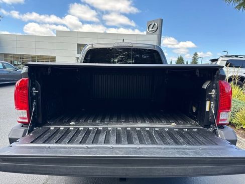 Used 2018 Toyota Tacoma TRD Sport AWD/4WD image 15