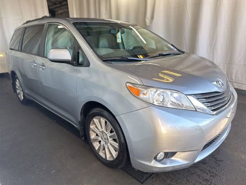 Used 2013 Toyota Sienna XLE w/ Premium Pkg image 4
