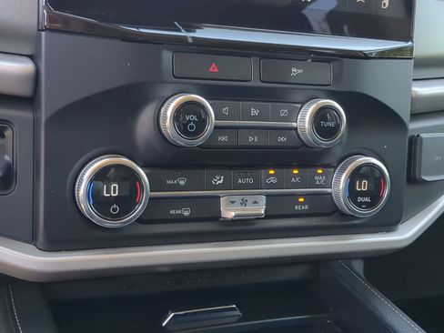 Used 2022 Ford Expedition XLT image 18