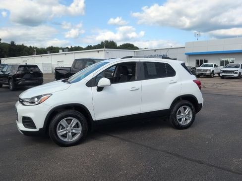 Used 2022 Chevrolet Trax LT w/ LT Convenience Package AWD/4WD image 3