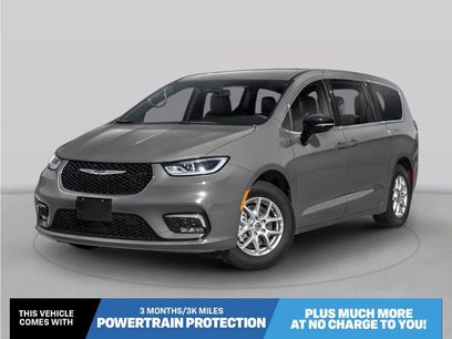 Used 2025 Chrysler Pacifica Select