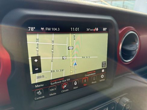 Used 2022 Jeep Gladiator Rubicon w/ Cold Weather Group image 19