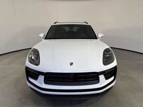 Certified 2025 Porsche Macan AWD/4WD image 10