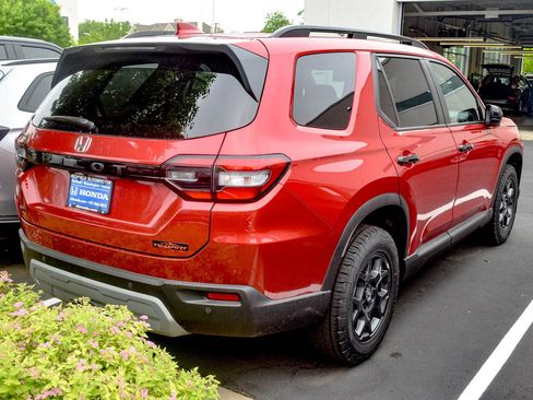 Used 2025 Honda Pilot TrailSport image 16