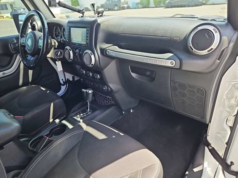 Used 2018 Jeep Wrangler Unlimited Rubicon w/ Dual Top Group AWD/4WD image 28
