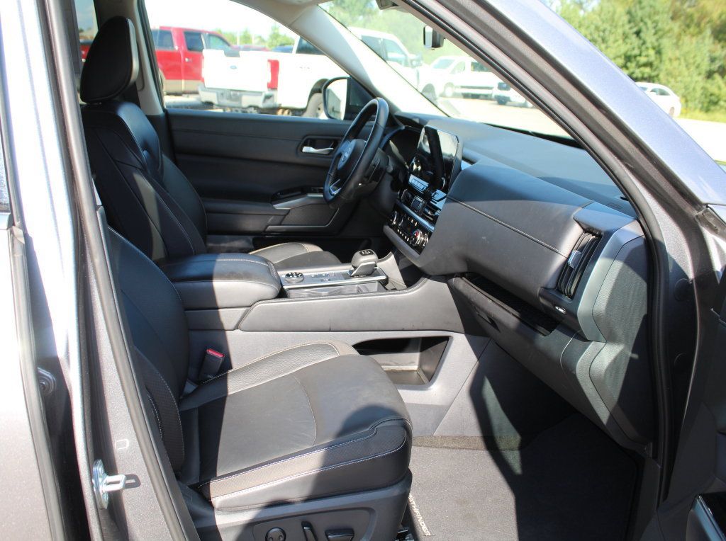 Used 2025 Nissan Pathfinder SL AWD/4WD image 12