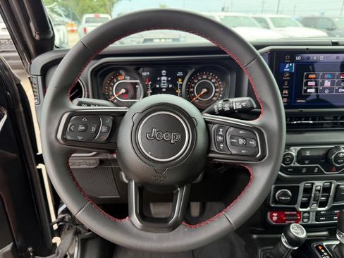 Used 2025 Jeep Wrangler Unlimited Rubicon AWD/4WD image 13