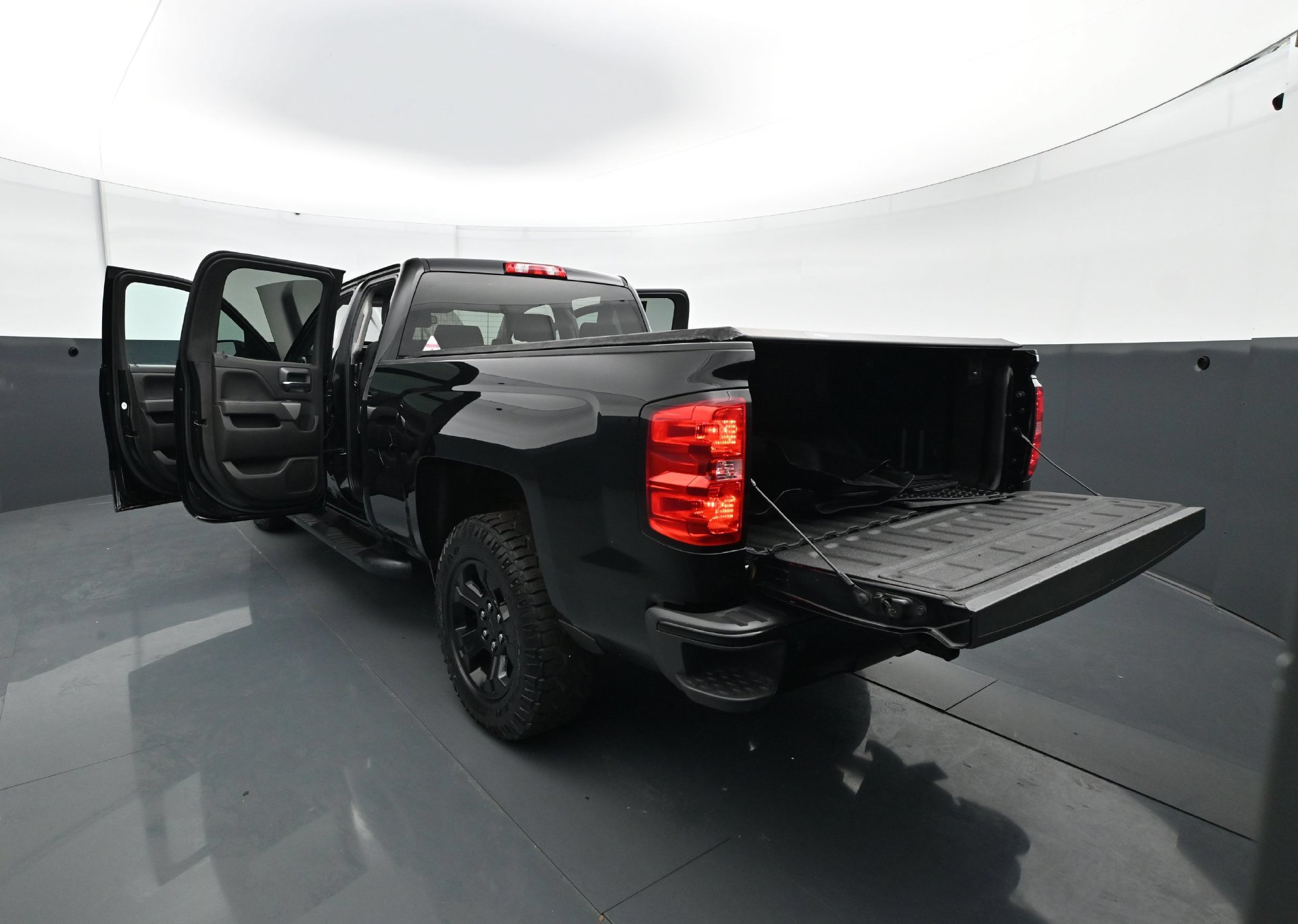 Used 2018 Chevrolet Silverado 1500 LT w/ Midnight Edition AWD/4WD image 32