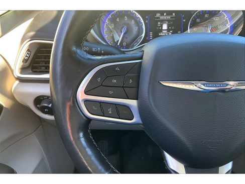 Used 2020 Chrysler Pacifica Touring-L image 16