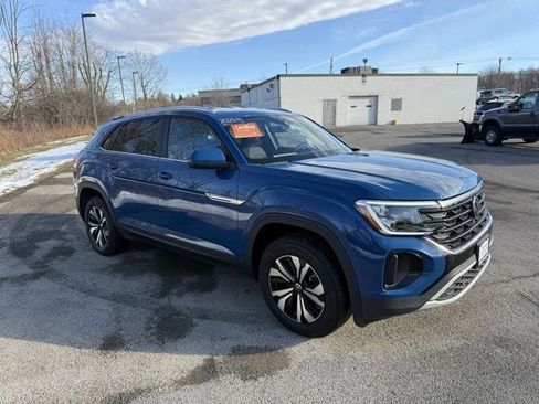 Certified 2025 Volkswagen Atlas Cross Sport SE image 3