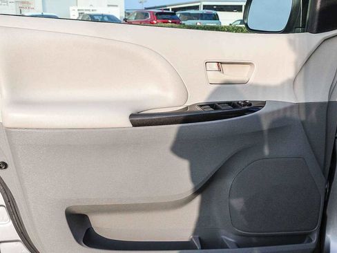 Used 2013 Toyota Sienna LE image 22