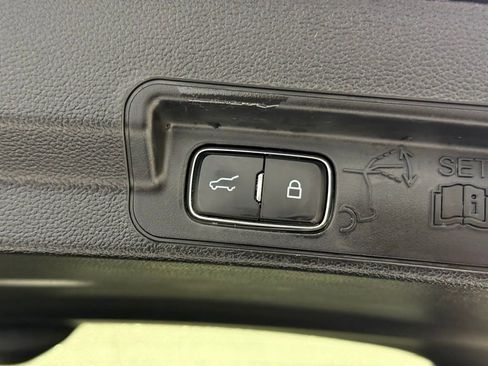 Used 2022 Ford Explorer XLT w/ Equipment Group 202A image 5