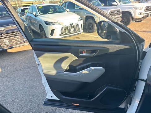 Used 2021 Toyota Highlander XLE image 39