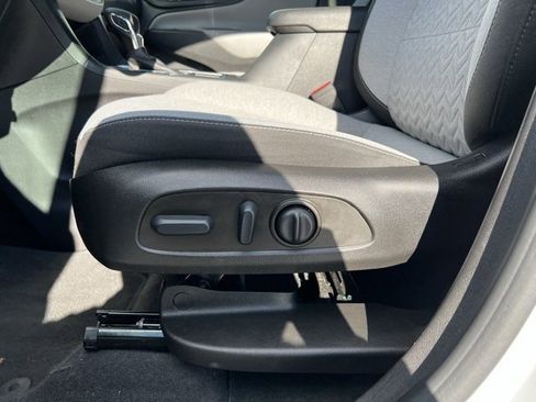 Used 2022 Chevrolet Equinox LS w/ LS Convenience Package image 11