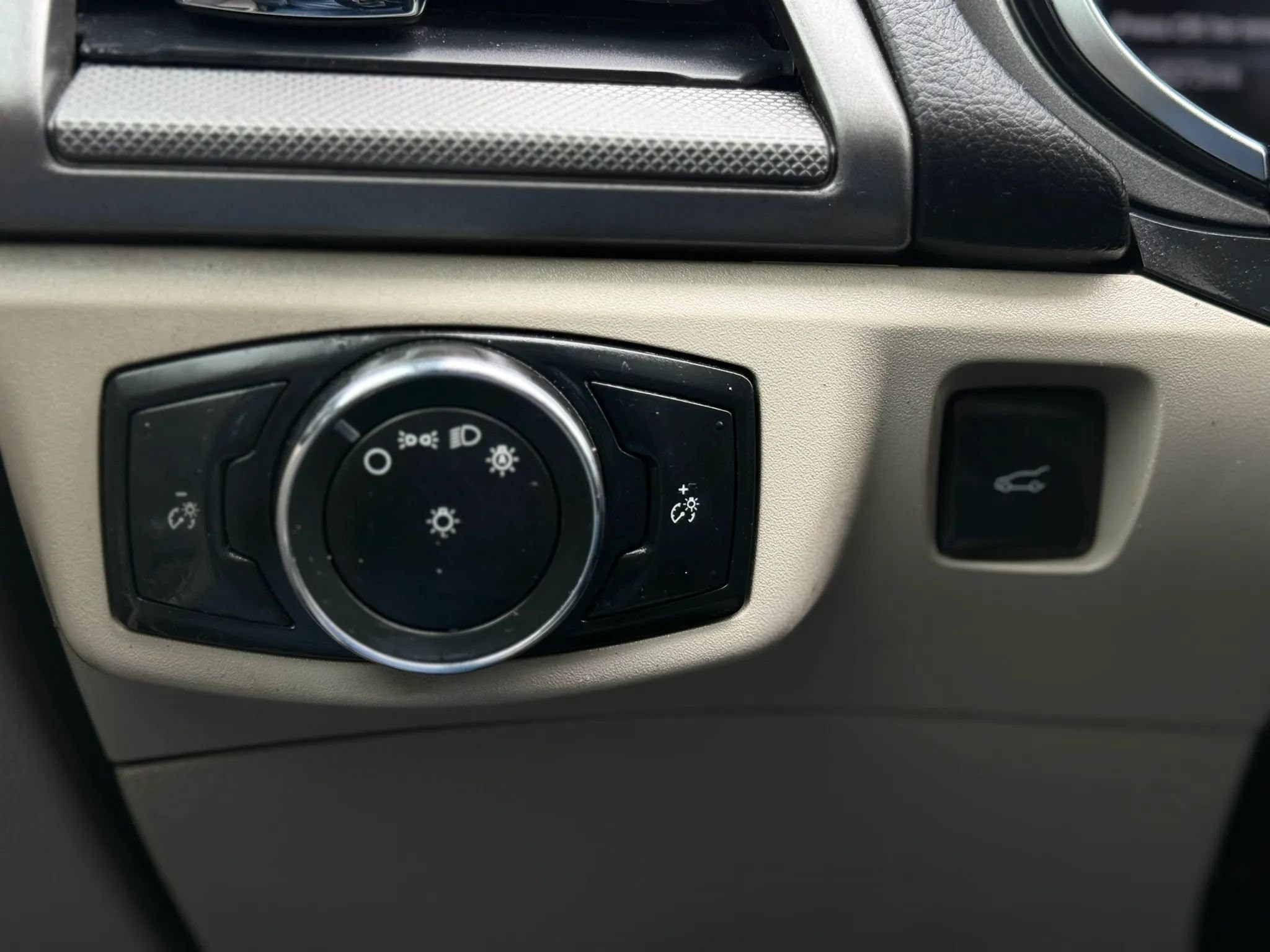 Used 2018 Ford Fusion SE FWD image 15