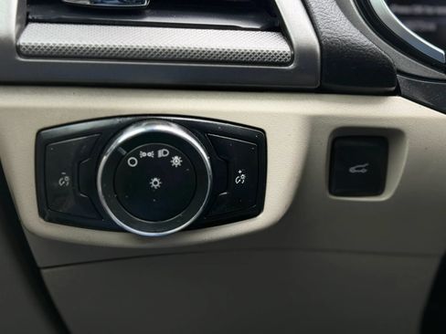 Used 2018 Ford Fusion SE FWD image 15
