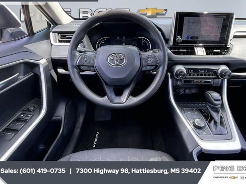 Used 2025 Toyota RAV4 XLE image 5