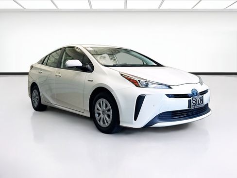 Used 2020 Toyota Prius LE FWD image 3