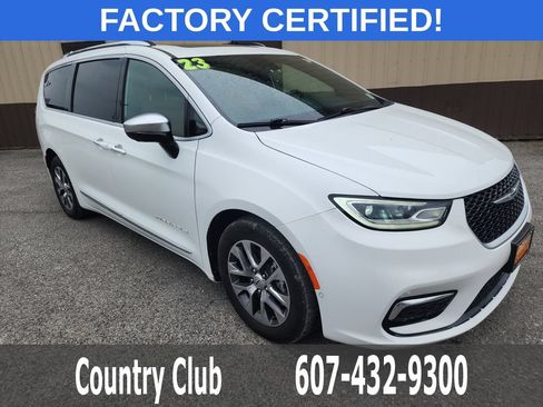 Used 2023 Chrysler Pacifica Pinnacle FWD image 2