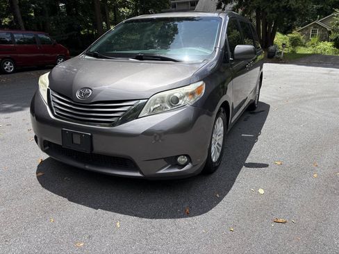 Used 2016 Toyota Sienna XLE FWD image 8