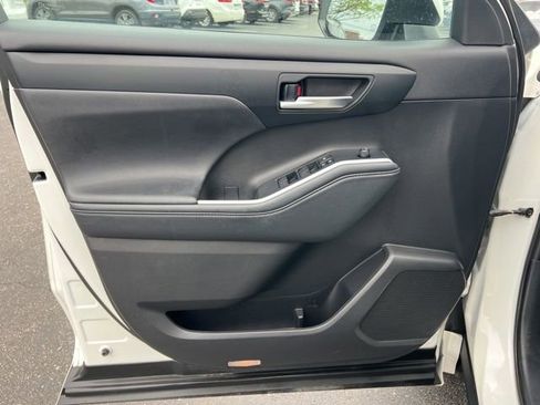 Used 2021 Toyota Highlander XLE image 27