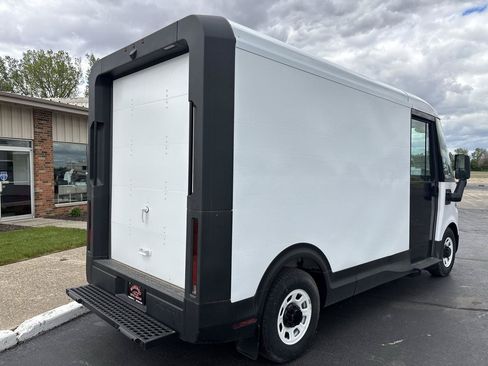 Used 2024 Chevrolet Brightdrop 400 w/ Commercial Equipment Package AWD/4WD image 3