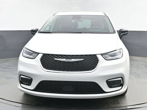 Used 2024 Chrysler Pacifica Touring-L FWD image 3