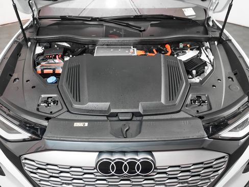 Used 2024 Audi Q8 e-tron Premium Plus image 4
