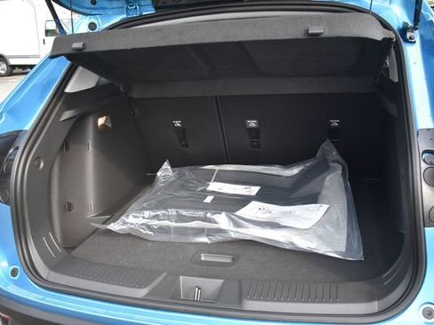 New 2026 Chevrolet Trax LT w/ LT Convenience Package FWD image 17
