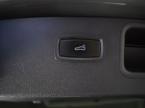Used 2017 Porsche Macan Turbo AWD/4WD image 12