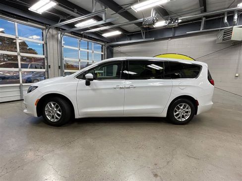 Used 2022 Chrysler Voyager LX image 2