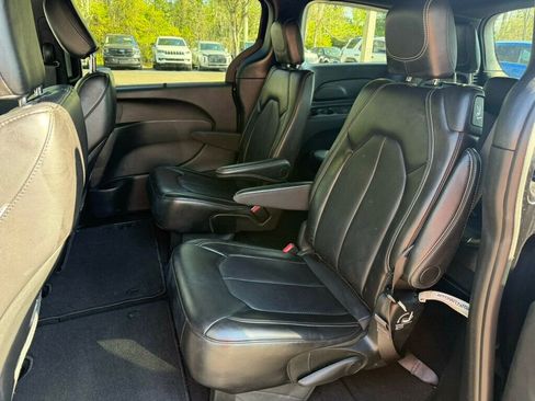 Used 2025 Chrysler Pacifica Select image 7