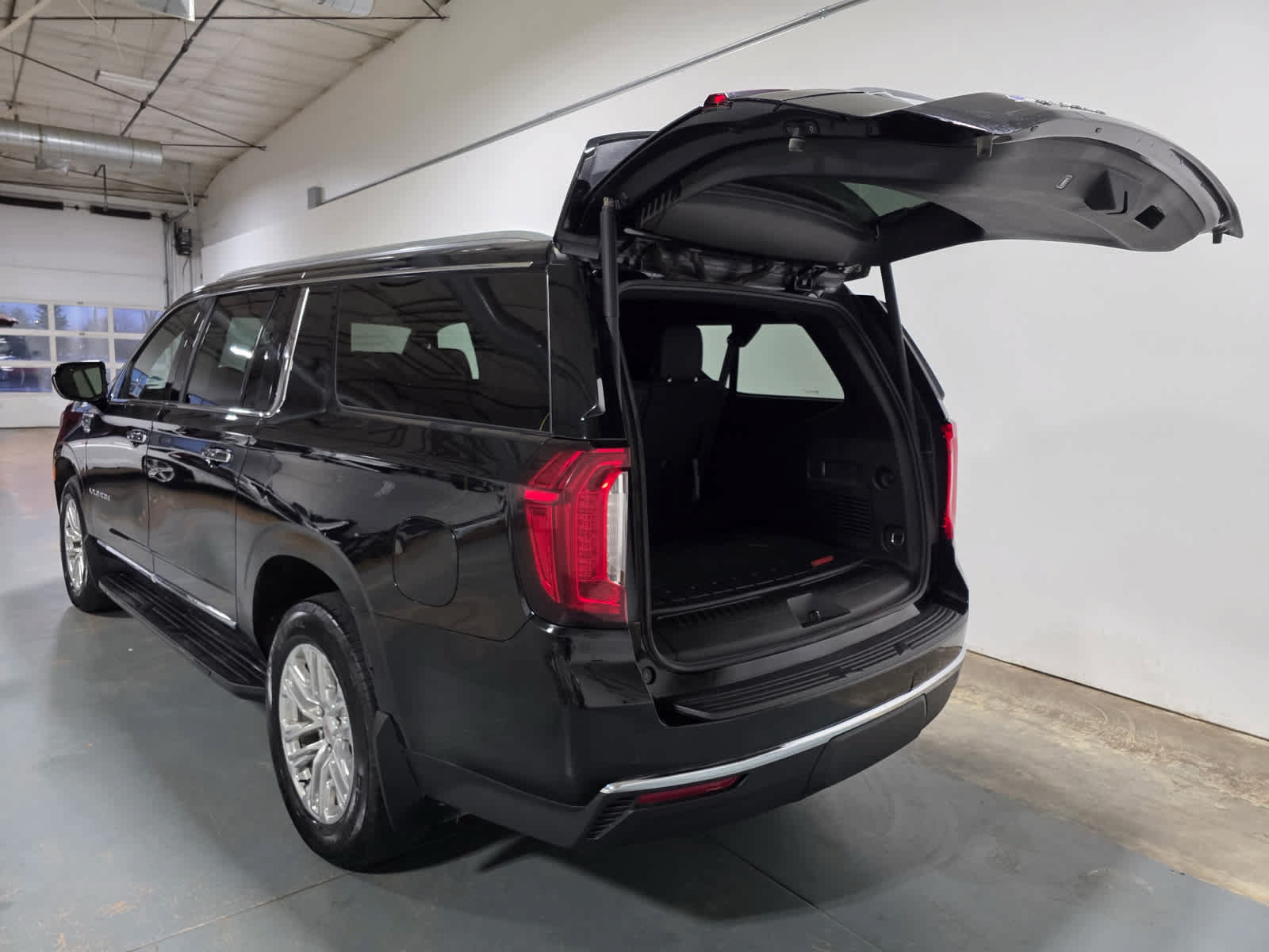 Used 2023 GMC Yukon XL SLT AWD/4WD image 4