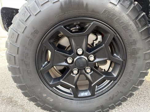 Used 2021 Jeep Gladiator Willys image 15