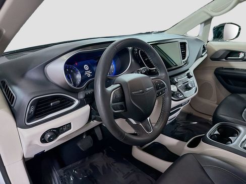 Used 2024 Chrysler Pacifica Touring-L FWD image 11