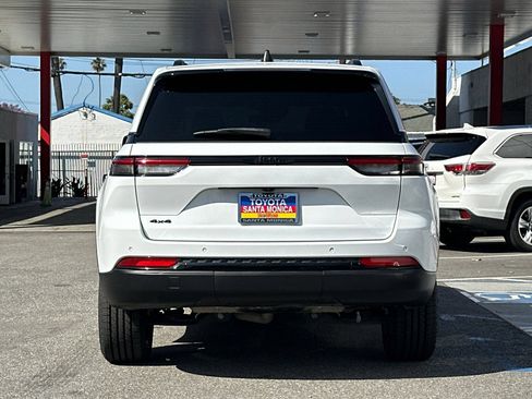 Used 2022 Jeep Grand Cherokee Altitude AWD/4WD image 3