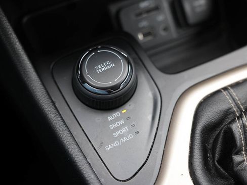 Used 2017 Jeep Cherokee Limited AWD/4WD image 26