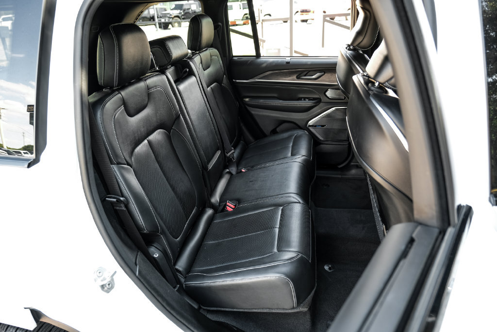 Used 2022 Jeep Grand Cherokee Overland w/ Luxury Tech Group IV AWD/4WD image 51