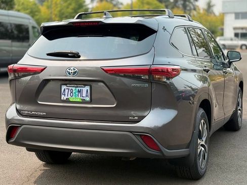 Used 2020 Toyota Highlander XLE AWD/4WD image 5