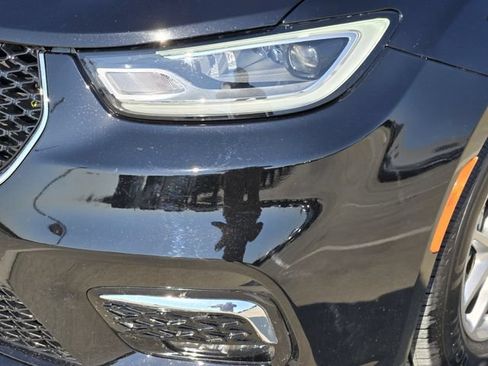 Used 2024 Chrysler Pacifica Touring-L FWD image 9